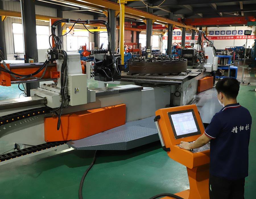 北京拉彎加工廠使用數(shù)控拉彎機，在進行彎曲處理的過程中，利用液體來輔助對產(chǎn)品進行拉彎！