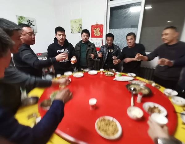 盛達偉業(yè)北京型材拉彎廠冬季關懷：發(fā)放勞動保護用品與組織聚餐活動的雙重溫暖