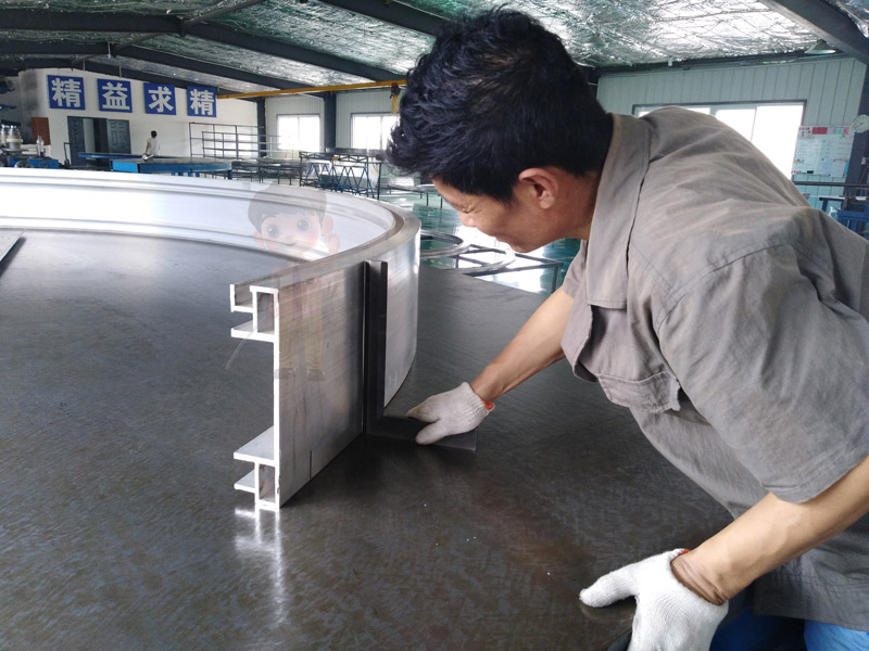 鋁包木型材拉彎在家具設(shè)計中的應(yīng)用：創(chuàng)造個性化、環(huán)保的家居解決方案